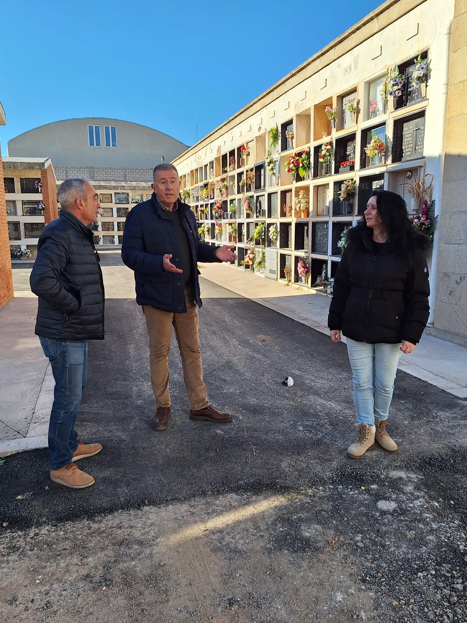 El concejal de Patrimonio del Ayuntamiento de Castellón, Vicente Sales visita las instalaciones del cementerio municipal cuyas labores de asfaltado ya han finalizado